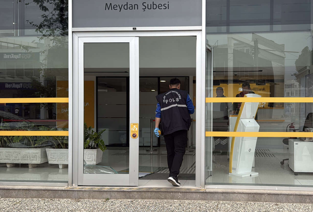 Banka şubesine saldırı! Kapıyı tekmeyle kırdı, sırra kadem bastı 3